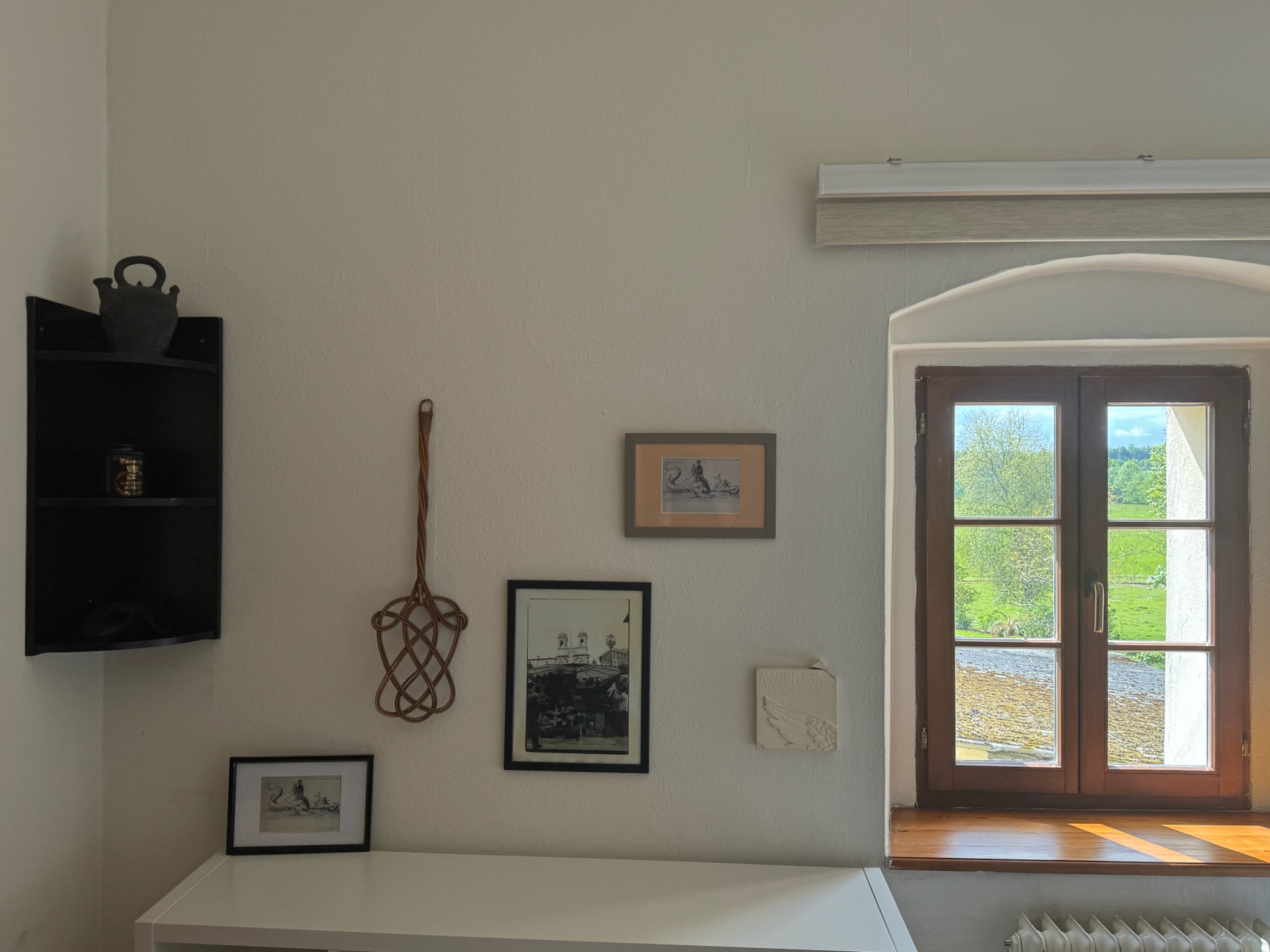 Bedroom mirror detail